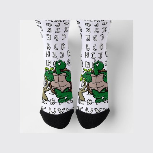 Chaussette Caricature cool de tortue verte avec alphabets