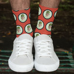 Chaussette Chaussettes photo personnalisées Funny Face Rouge<br><div class="desc">Nos Chaussettes photo personnalisées Funny Face Rouge sont le cadeau idéal pour quiconque aime ajouter un peu de plaisir à son garde-robe. Ces chaussettes personnalisées vous permettent de mettre votre propre visage, ou le visage d'un être cher, sur les chaussettes pour un cadeau unique et personnalisé. Le design unisexe les...</div>