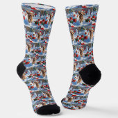 Chaussette Cockapoo courant dans la neige avec un chapeau de (Angulaire)