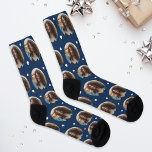 Chaussette Cœur de photo de la petite amie Navy personnalisée<br><div class="desc">Classique et polyvalent, ces chaussettes personnalisées présentent votre photo dans un cadre rond sur un fond bleu marine riche avec des cœurs de confettis blancs. Téléchargez votre photo pour créer un cadeau soigné mais ludique pour votre petit ami ou votre mari. Un excellent choix pour la Saint-Valentin, la fête des...</div>