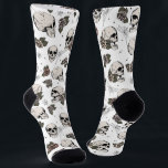 Chaussette Crânes gothiques et fleurs Roses<br><div class="desc">Ces chaussettes gothiques féminines amusantes sont dessinées à la main à l'encre noire par Nathalie Portet,  avec des crânes fantaisistes et des roses et toiles d'araignée rose et crème rousses. Fond blanc.</div>