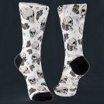 Chaussette Crânes gothiques et fleurs Roses<br><div class="desc">Ces chaussettes gothiques féminines amusantes sont dessinées à la main à l'encre noire par Nathalie Portet,  avec des crânes fantaisistes et des roses et toiles d'araignée rose et crème rousses. Fond blanc.</div>