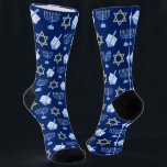 Chaussette Cute Hanoukka Dreidel Menorah Motif Blue Gold<br><div class="desc">De belles chaussettes Hanoukka en bleu avec un motif cool de la star du judaïsme,  rêvent pour les jeux de Chanukah amusants,  et la menorah juive pour les vacances.</div>