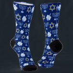 Chaussette Cute Hanoukka Dreidel Menorah Motif Blue Gold<br><div class="desc">De belles chaussettes Hanoukka en bleu avec un motif cool de la star du judaïsme,  rêvent pour les jeux de Chanukah amusants,  et la menorah juive pour les vacances.</div>