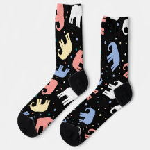 Éléphants pastel colorés sur fond noir