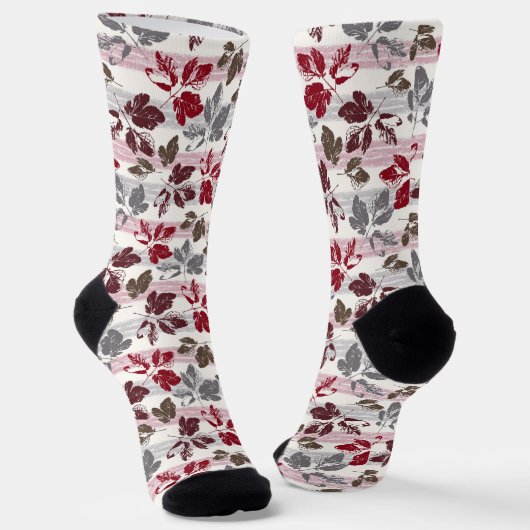 Chaussette Feuilles multicolores sur un fond rayé. (Angulaire)