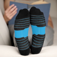 fond bleu avec chat noir et blanc sur