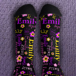 Chaussette Nom fleur motif rose violet jaune noir<br><div class="desc">Des chaussettes de filles mignonnes avec des fleurs graphiques et votre propre nom court, lit actuellement Emily imprimé sur eux. Un joli texte de nom rose jaune violet et blanc et motif de fleurs graphiques sur une couleur arrière - plan noire qui peut être changée si nécessaire. Idéal pour personnaliser...</div>