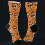 Chaussette Orange Funny Custom Face Photo Crew<br><div class="desc">Chaussettes personnalisées amusantes avec une photo et un arrière - plan orange. Téléchargez un découpage du visage avec un arrière - plan transparent et il sera automatiquement répliqué sur les chaussettes, des deux côtés. Pour réaliser le découpage, vous pouvez télécharger n'importe quelle application mobile ou informatique, ou utiliser le programme...</div>