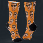 Chaussette Orange Funny Custom Face Photo Crew<br><div class="desc">Chaussettes personnalisées amusantes avec une photo et un arrière - plan orange. Téléchargez un découpage du visage avec un arrière - plan transparent et il sera automatiquement répliqué sur les chaussettes, des deux côtés. Pour réaliser le découpage, vous pouvez télécharger n'importe quelle application mobile ou informatique, ou utiliser le programme...</div>
