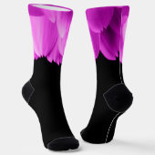 Chaussette Pétales de fleurs roses chaudes sur noir (Angulaire)