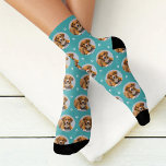 Chaussette Photo de chien personnalisé Empreinte de patte ble<br><div class="desc">Montrez votre amour pour votre chiot ou chat avec ces chaussettes amusantes et confortables imprimées sur mesure! Nos chaussettes d'équipage premium comprennent un motif de votre photo d'animal de compagnie préférée avec de petits empreintes de pattes blancs. Créez votre propre image en ajoutant simplement votre image à l'image de l'espace...</div>