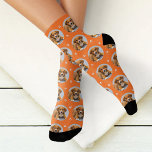 Chaussette Photo de chien personnalisé Empreinte de patte ora<br><div class="desc">Montrez votre amour pour votre chiot ou chat avec ces chaussettes amusantes et confortables imprimées sur mesure! Nos chaussettes d'équipage premium comprennent un motif de votre photo d'animal de compagnie préférée avec de petits empreintes de pattes blancs. Créez votre propre image en ajoutant simplement votre image à l'image de l'espace...</div>