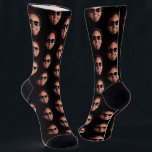 Chaussette Photo personnelle amusante<br><div class="desc">A Fun Face Photo Collage Modèle Faites votre propre paire de chaussettes amusantes - avec votre propre design de visage découpé, parfait pour des idées cadeaux pour vous-même ou d'autres - chaussettes de Ricaso - disponibles en différentes couleurs en magasin, sortir dans le style personnalisé. REMARQUE : L'image doit être...</div>