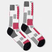 Chaussette Pneuka rouge gris patchwork sur arrière - plan bla (Droite)