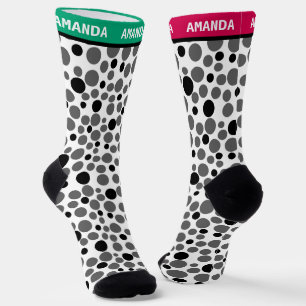 Chaussette pois noir rouge rétro sur arrière - plan blanc