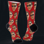 Chaussette Red Funny Custom Face Photo Crew<br><div class="desc">Chaussettes personnalisées amusantes avec une photo et un arrière - plan rouge. Téléchargez un découpage du visage avec un arrière - plan transparent et il sera automatiquement répliqué sur les chaussettes, des deux côtés. Pour réaliser le découpage, vous pouvez télécharger n'importe quelle application mobile ou informatique, ou utiliser le programme...</div>