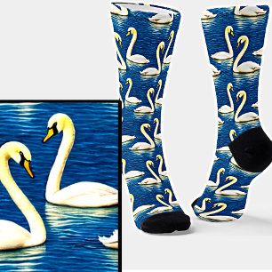 Chaussette Serene White Swans nager sur un lac bleu