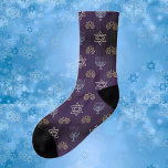 Chaussettes violettes Hanoukka menorah<br><div class="desc">.Célébrez huit jours et huit nuits du Festival des lumières avec des cartes Hanoukka et des cadeaux. La fête des lumières est ici. Allumez la menorah, jouez avec le dreidel et festoyez sur les latkes et les sufganiyots. Célébrez l'esprit d'Hanoukka avec vos amis, votre famille et vos proches en leur...</div>