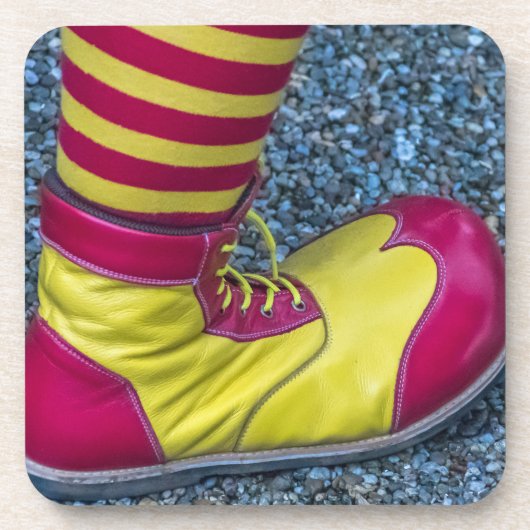 Chaussure de clown rouge et jaune dessous de verre (Devant)