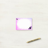 Chauve-souris volante d'Halloween sur post-it viol (Sur un bureau)