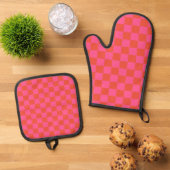 Checkerboard Checkered Pattern in Pink and Oranje Ovenwant & Pannenlap Set (Top down)