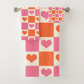 Checkerboard Hearts in roze, Sinaasappel en crème Bad Handdoek (Insitu)