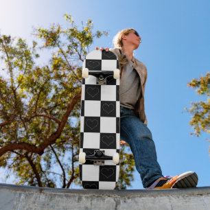 Checkerboard Hearts in zwart-wit Skateboard