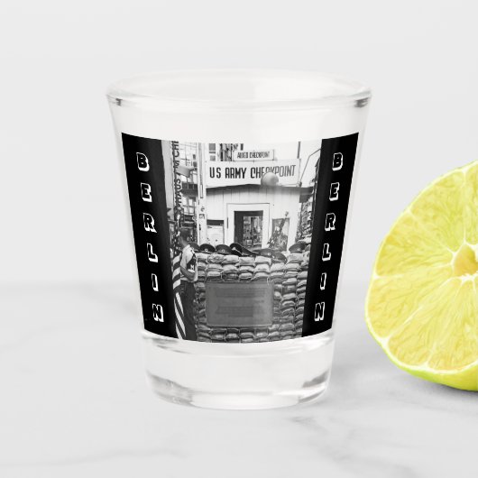 Checkpoint Charlie Berlin Shot Glas (Voorkant)