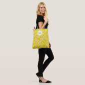 Cheerful Yellow and White Pattern met Monogram Draagtas (Op model)