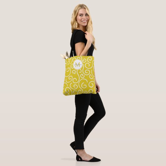 Cheerful Yellow and White Pattern met Monogram Draagtas (Op model)