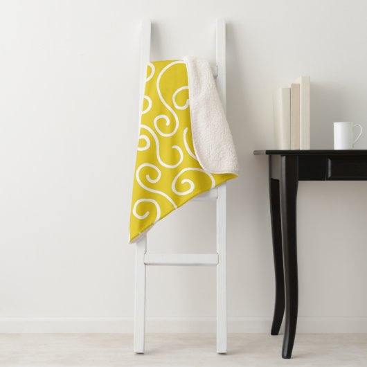 Cheerful Yellow and White Pattern met Monogram Sherpa Deken (In situ)