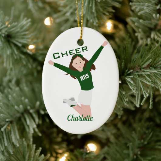 Cheerleader Brunette Green & White Keramisch Ornament (Boom)