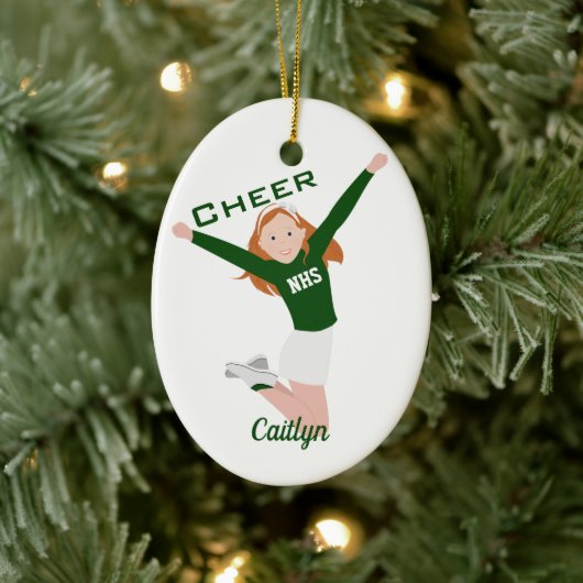 Cheerleader Redhead Green & White Keramisch Ornament (Boom)