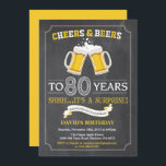 Cheers and Beers 80th Birthday Invitation Card<br><div class="desc">Cheers and Beers 80th Birthday Invitation Card avec arrière - plan en tableau noir. Pour plus de personnalisation,  cliquez sur le bouton "Customiser" et utilisez notre outil de conception pour modifier ce modèle.</div>