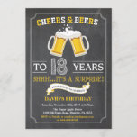 Cheers et bières 18e Anniversaire Carte d'invitati<br><div class="desc">Cheers and Beers 18th Birthday Invitation Card avec arrière - plan en tableau noir. Pour plus de personnalisation,  cliquez sur le bouton "Customiser" et utilisez notre outil de conception pour modifier ce modèle.</div>