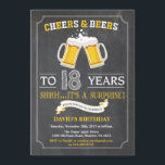 Cheers et bières 18e Anniversaire Carte d'invitati<br><div class="desc">Cheers and Beers 18th Birthday Invitation Card avec arrière - plan en tableau noir. Pour plus de personnalisation,  cliquez sur le bouton "Customiser" et utilisez notre outil de conception pour modifier ce modèle.</div>