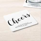 'Cheers' Modern Script Zwart-wit bruiloft Vierkante Kartonnen Onderzetter (Schuin)