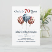 Cheers to 70 Years Birthday Party Invitation (Debout devant)