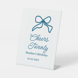 Cheers twenty blue birthday bow name date boho ret reclamebord met voetstuk