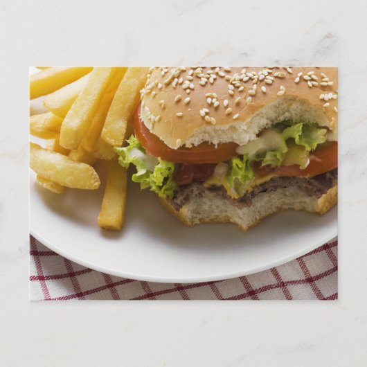 Cheeseburger, gebitten, met chips briefkaart (Voorkant)