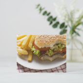 Cheeseburger, gebitten, met chips briefkaart (Staand voorkant)