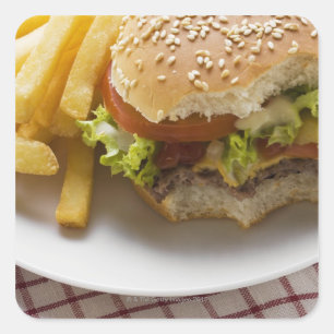 Cheeseburger, gebitten, met chips vierkante sticker