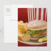 Cheeseburger met aardappelchips en augurken briefkaart (Voorkant / Achterkant)