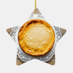 Cheesecake op robuuste houten cake top. keramisch ornament