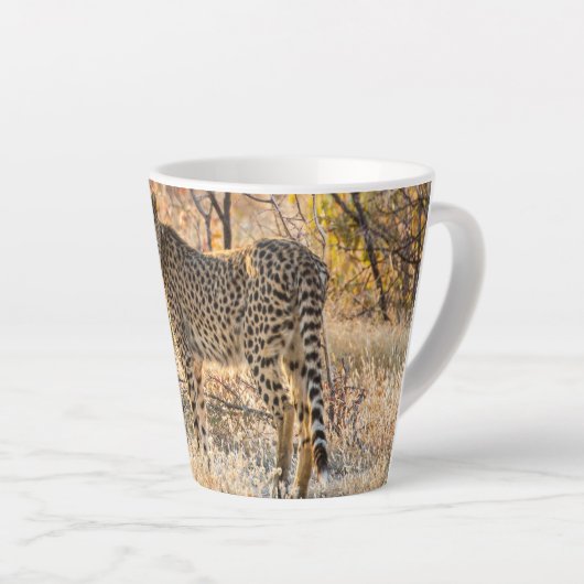 Cheetah die rond kijkt latte mok (Rechterhoek)
