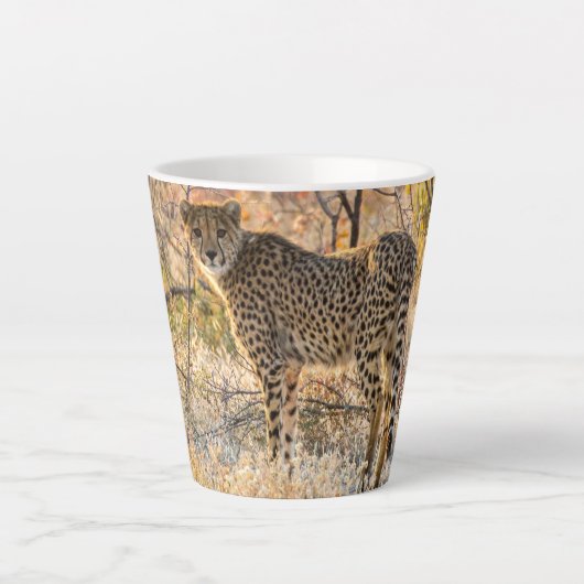 Cheetah die rond kijkt latte mok (Voorkant)