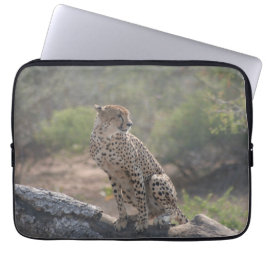 Cheetah zit op een omgevallen boom in het wild laptop sleeve