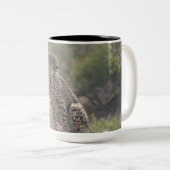 Cheetah zit op een omgevallen boom in het wild tweekleurige koffiemok (Voorkant rechts)