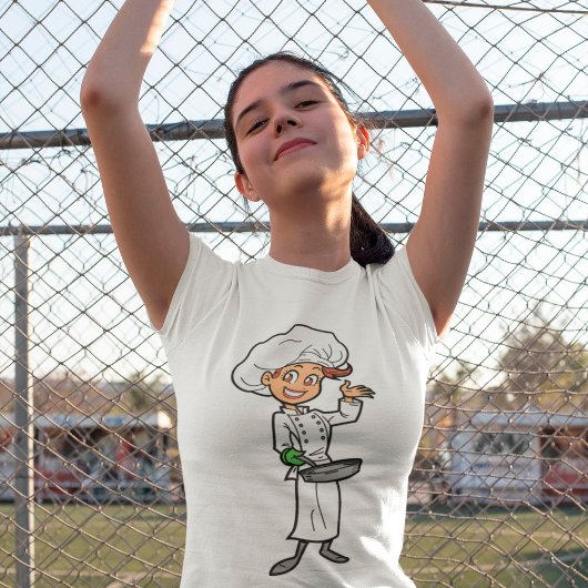 Chef Féminine Avec Un T-Shirt À La Poêle